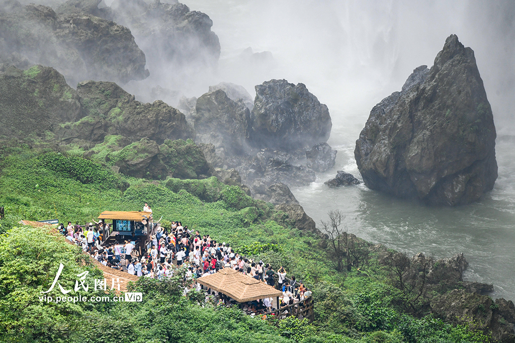 贵州兴义：奇峰竞秀 游人如织