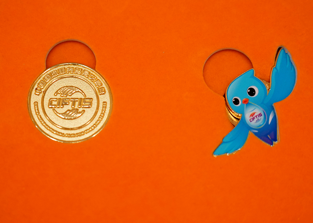 這是8月11日在2025年服貿會媒體吹風會現場拍攝的服貿會特許商品。新華社記者 張晨霖 攝