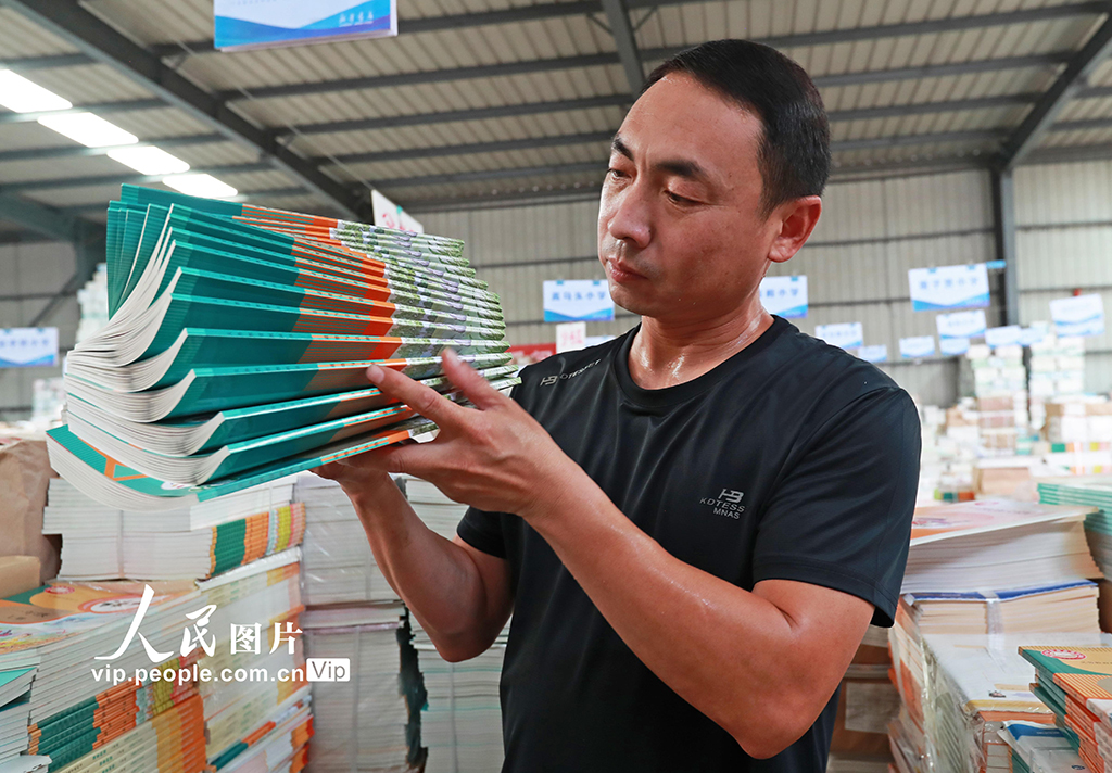 河北玉田:备教材 迎开学【5】