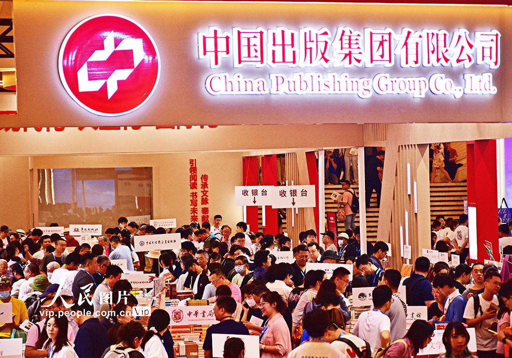 2025年8月13日，2025上海书展上海展览中心主会场吸引众多读者前来观展和淘书。周东潮摄（人民图片网）
