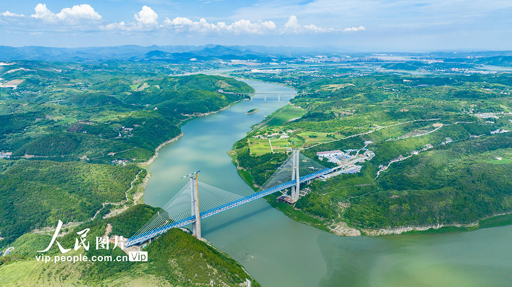 湖北十堰：西十高铁汉江特大桥钢桁梁即将合龙