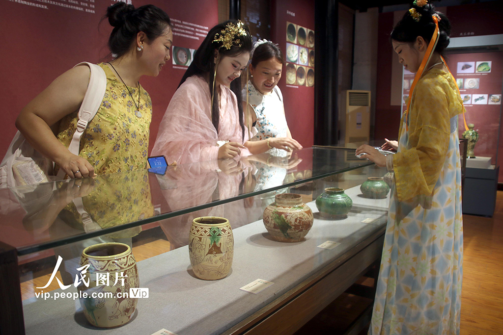 界首彩陶珍品亮相苏州园林博物馆