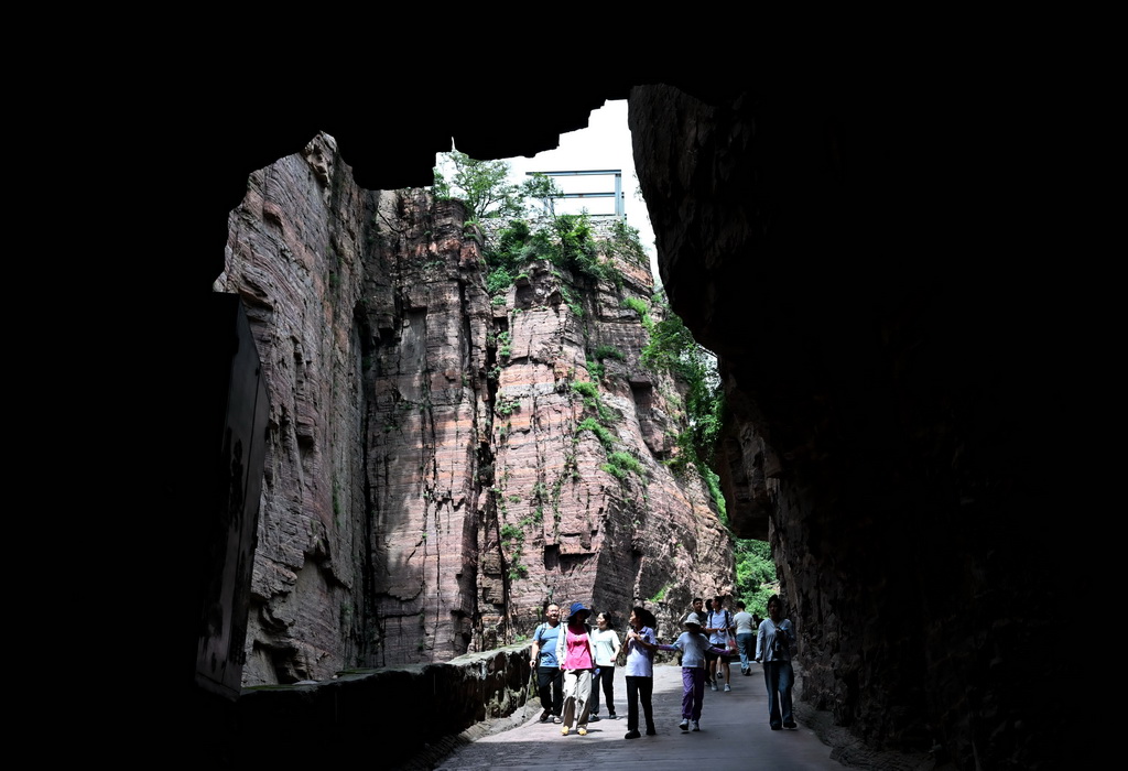 8月16日，游客在河南万仙山景区郭亮村“绝壁长廊”上游玩。