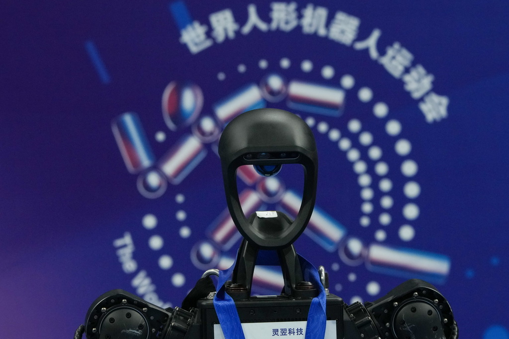 8月17日，獲得亞軍的靈翌科技隊的人形機器人在100米頒獎儀式上。