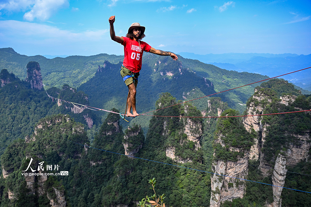 湖南张家界：黄石寨“亚洲之王”高空扁带争霸赛开赛【5】