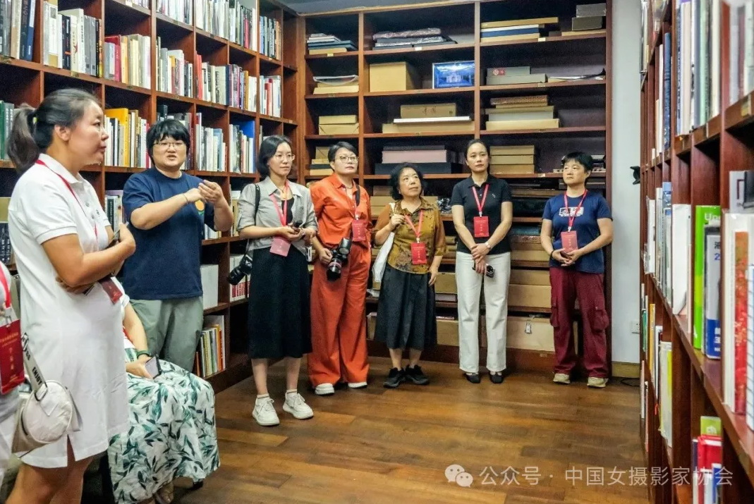 影上書房工作人員介紹情況。