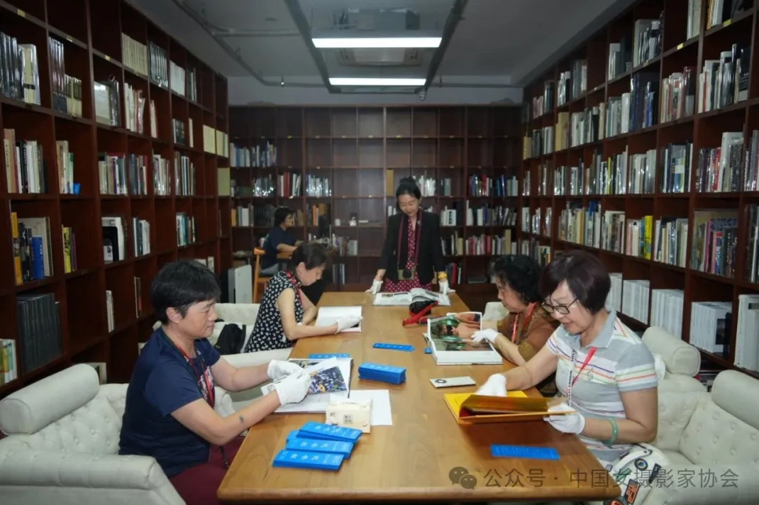 學員在影上書房自由閱讀書籍。