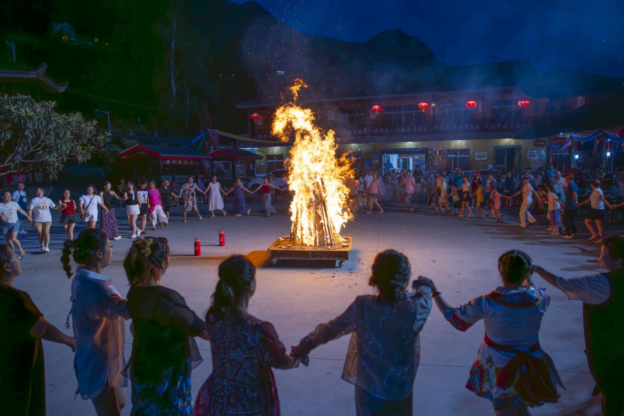 羌风古韵喜迎客 羌寨日子富起来