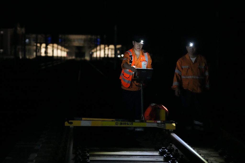 8月20日凌晨，宁波工务段检修人员操作轨道检查仪在杭台高铁线路轨道上巡检。