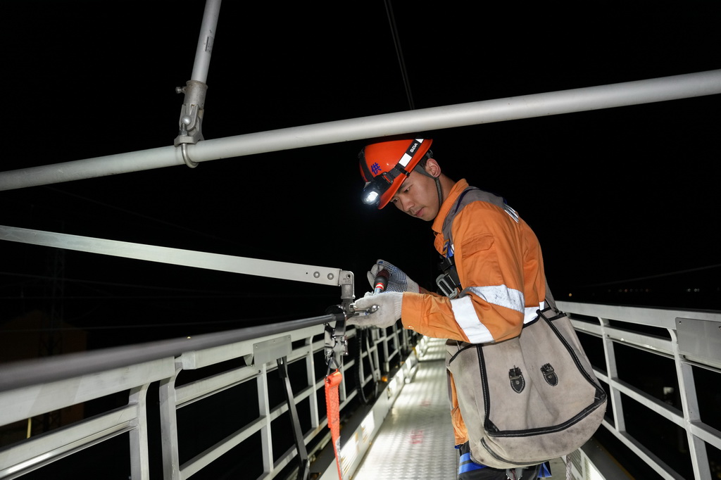 8月20日凌晨，杭州供电段检修人员对杭台高铁接触网等设备集中检修。