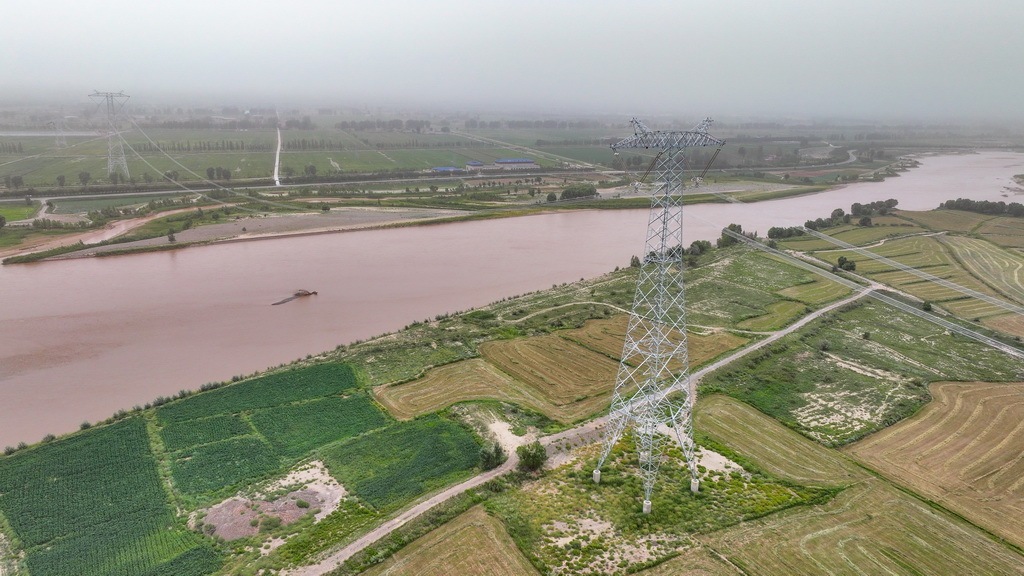 這是8月20日拍攝的“寧電入湘”工程寧夏中衛市境內跨黃河段直流輸電線路（無人機照片）。