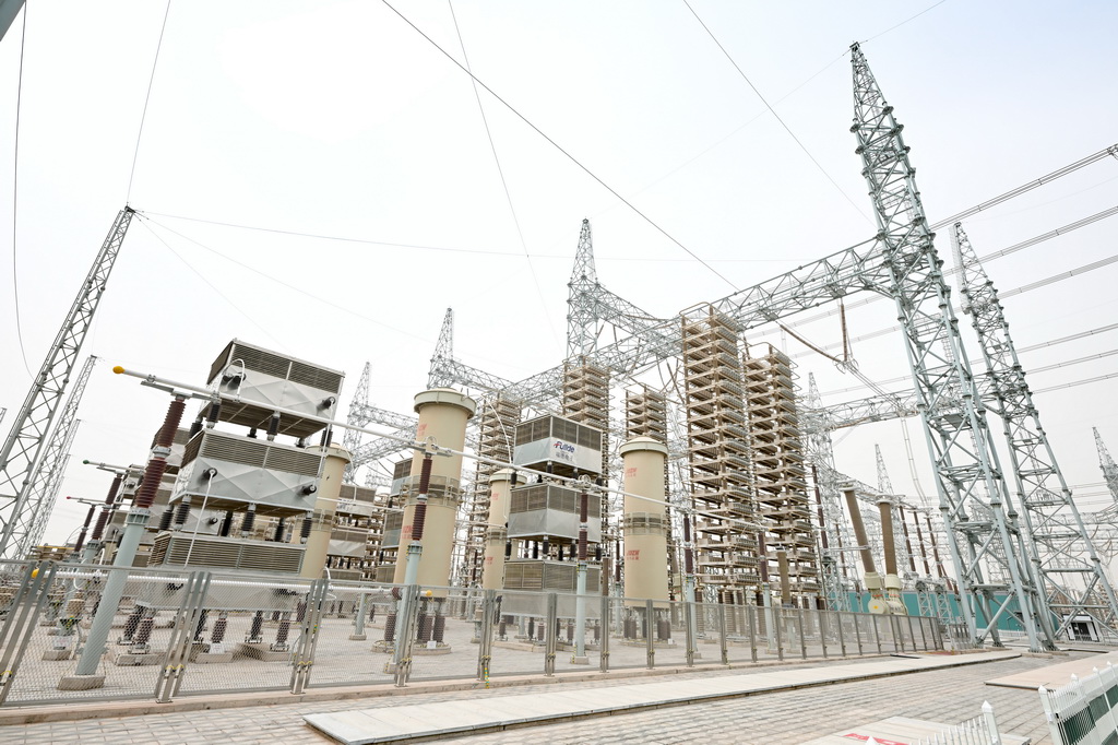 這是8月20日拍攝的“寧電入湘”工程寧夏中衛市中寧換流站內的交流濾波器場。