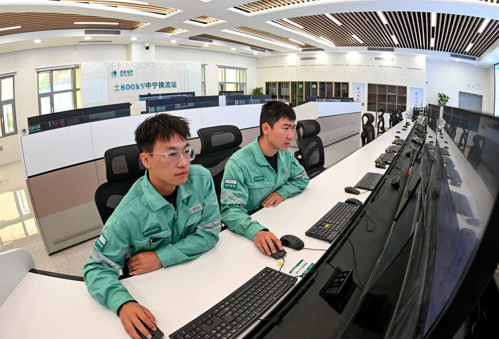 8月20日，在“寧電入湘”工程寧夏中衛市中寧換流站內，檢修人員在主控室監控設備運行情況。
