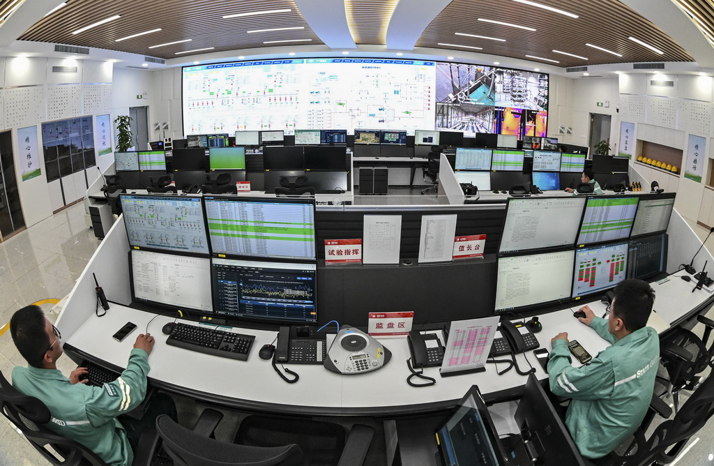 8月20日，在“寧電入湘”工程寧夏中衛市中寧換流站內，檢修人員在主控室監控設備運行情況。