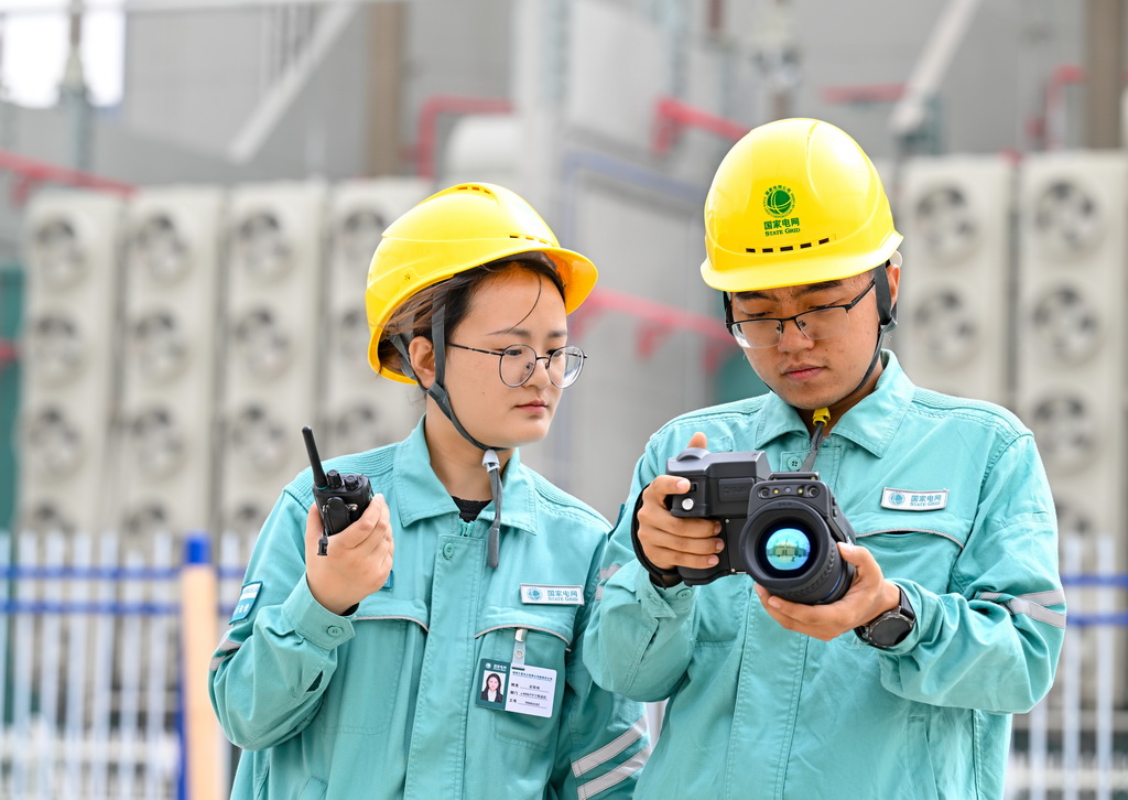 8月20日,在“寧電入湘”工程寧夏中衛市中寧換流站內,檢修人員通過測溫儀對已投運的線路進行紅外測溫。