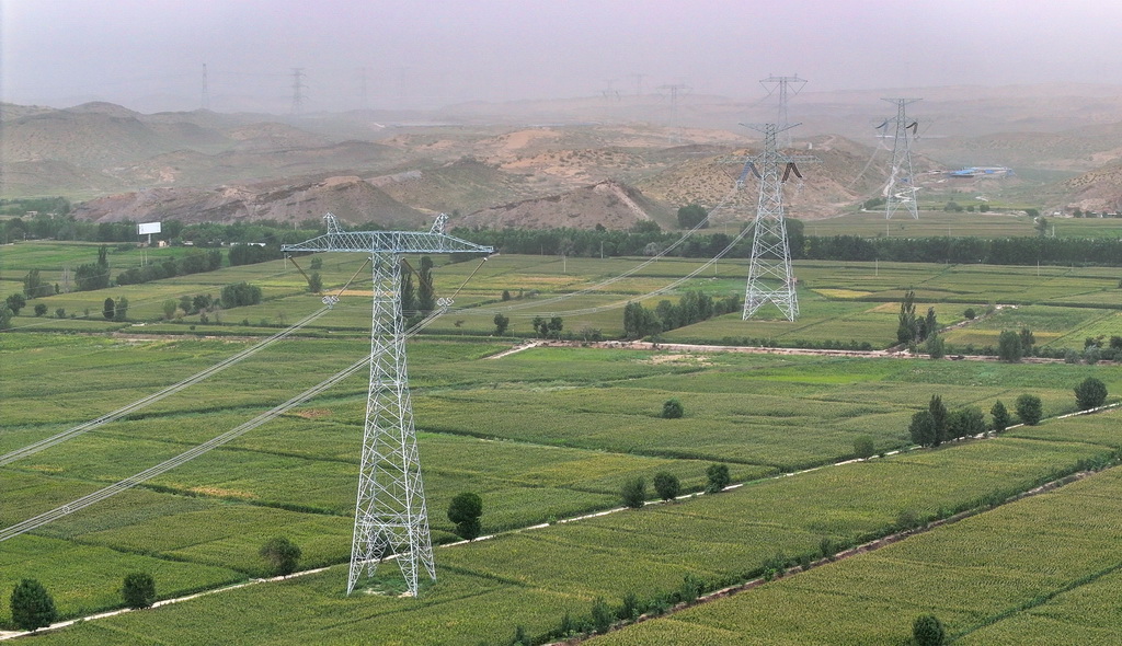 這是8月20日拍攝的“寧電入湘”工程直流輸電線路（無人機照片）。