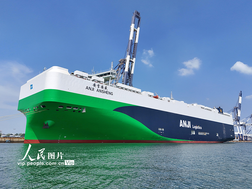 山东烟台：全球最大9500车位汽车运输船抵港装车
