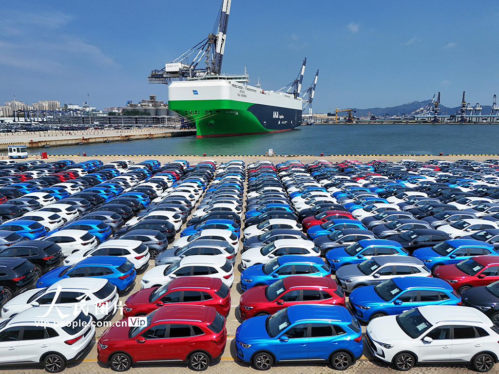 山東煙台:全球最大9500車位汽車運輸船抵港裝車【3】