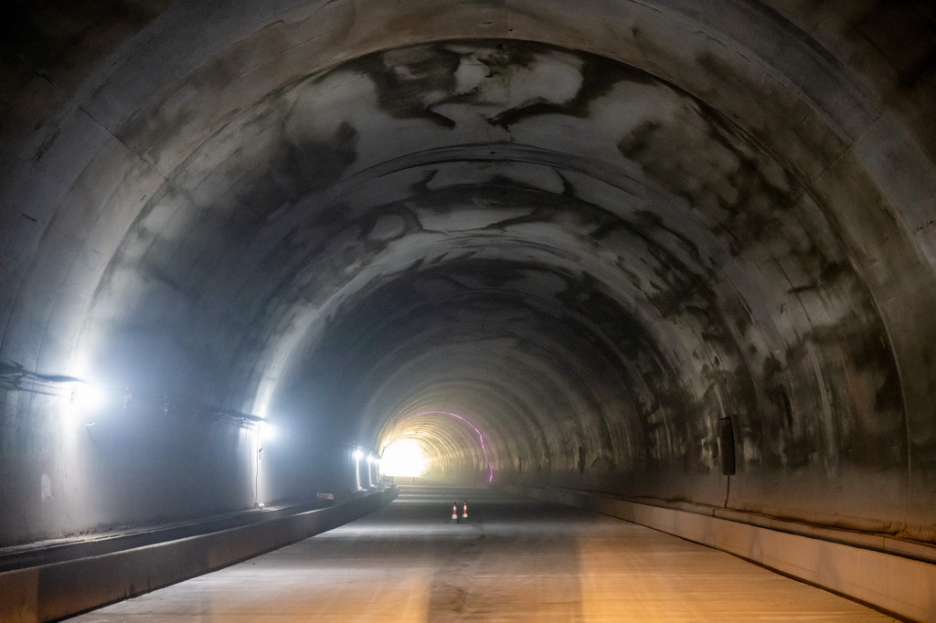 這是8月21日拍攝的西昭高速洛古隧道一角。