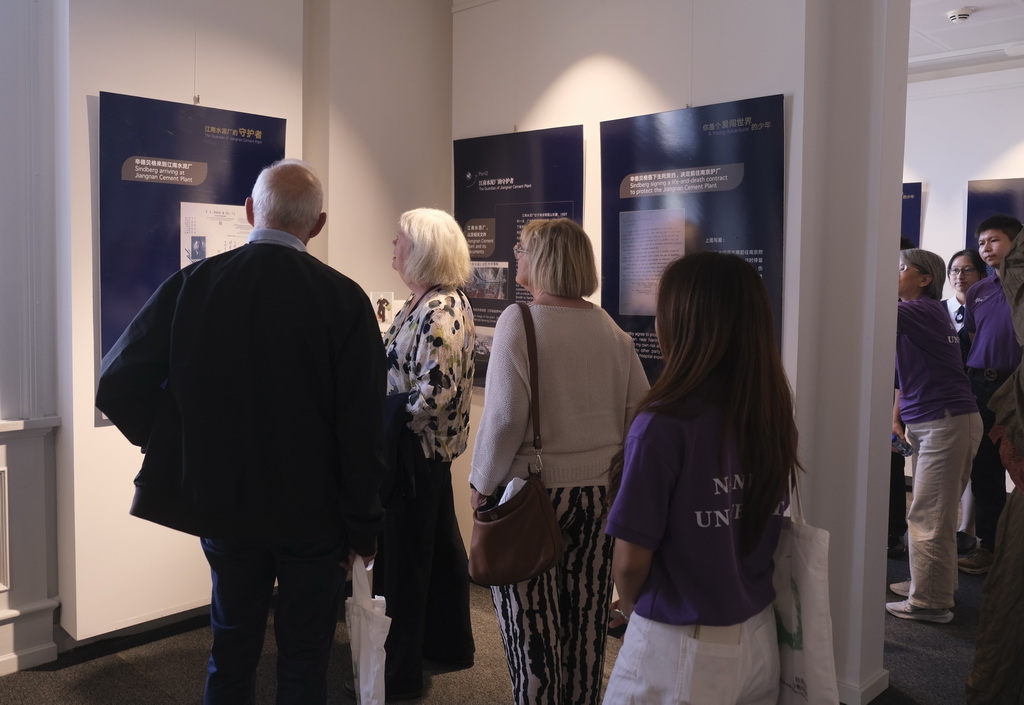 8月21日，在丹麥首都哥本哈根，中丹民眾參觀“我的朋友——辛德貝格”展覽。