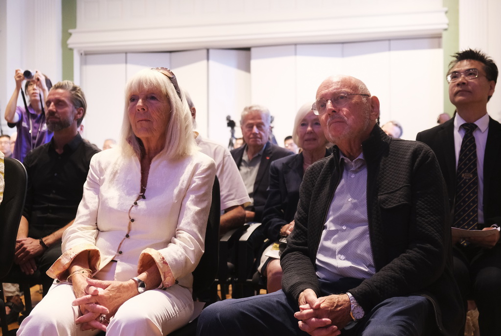 8月21日，在丹麦首都哥本哈根，辛德贝格基金会主席、辛德贝格的外甥女玛丽安·安德森（前左）和辛德贝格同父异母的弟弟奥勒·辛德贝格（前右）参加展览开幕式。