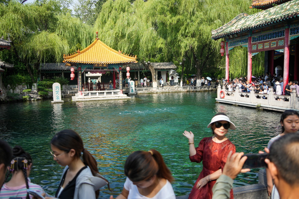 8月22日,人们在济南趵突泉观赏泉水。