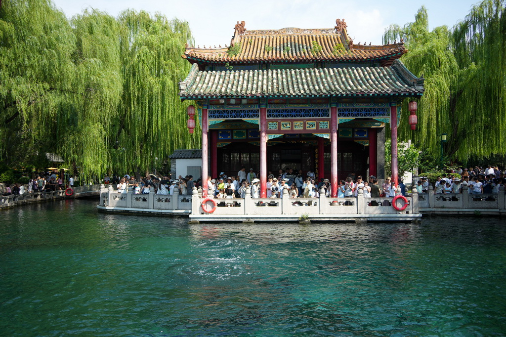 8月22日，人们在济南趵突泉观赏泉水。