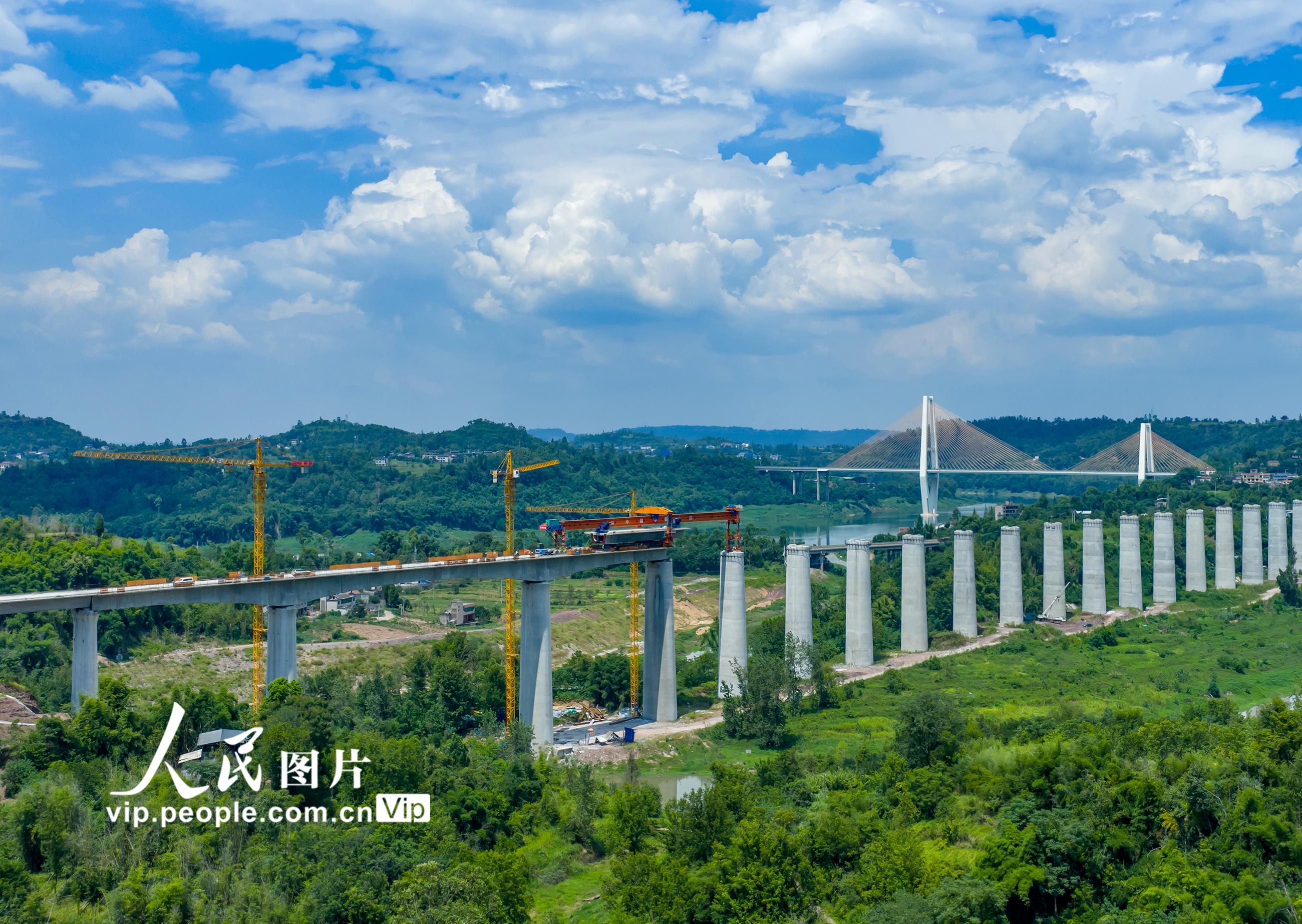 四川华蓥：西渝高铁清溪口特大桥建设正酣