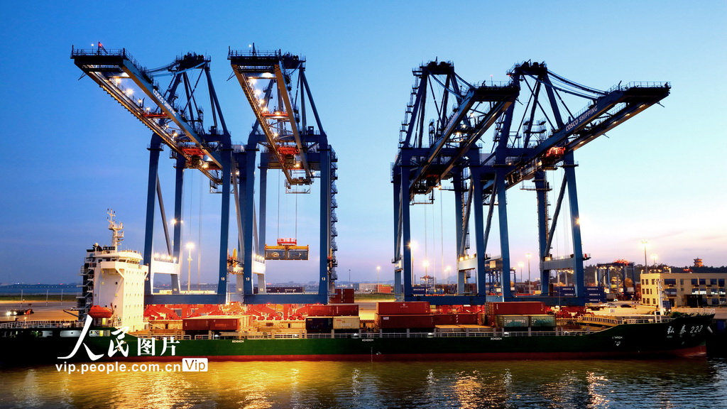 福建泉州:港口灯火通明生产忙【3】