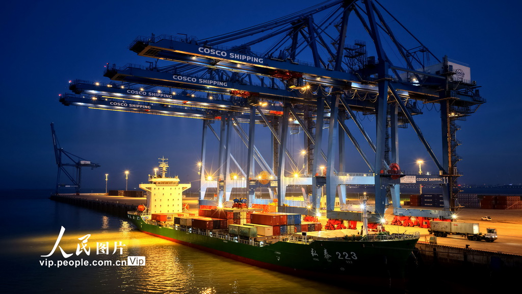 福建泉州：港口灯火通明生产忙【5】