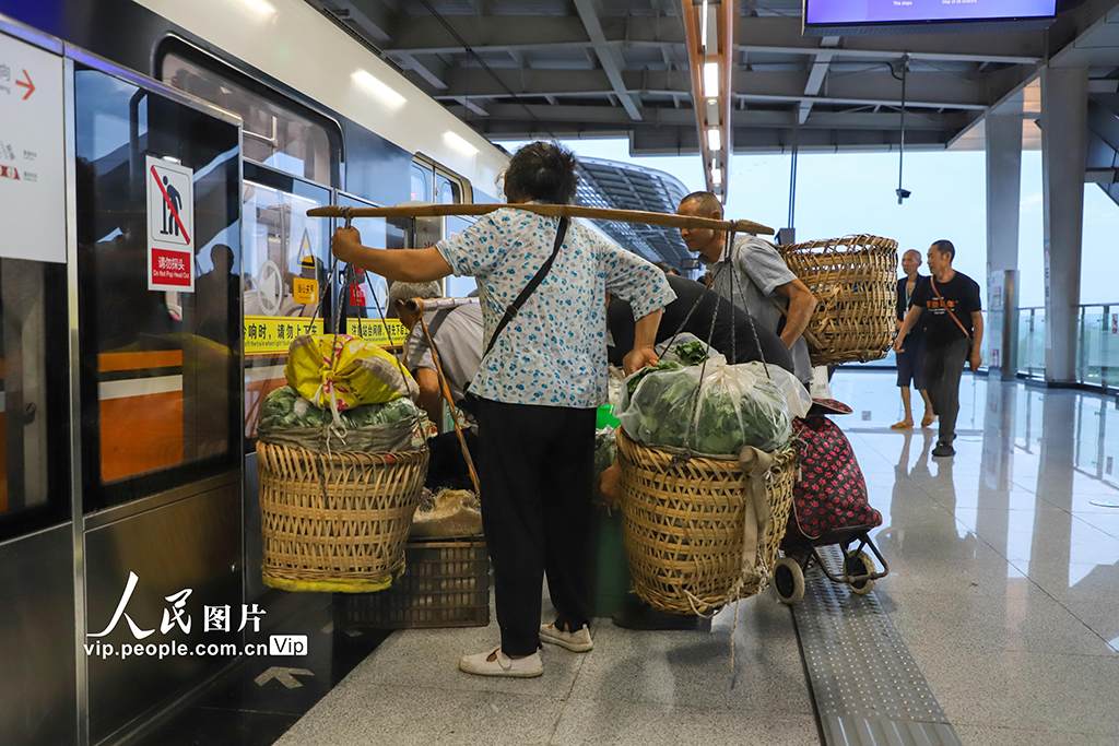 重庆:“背篓专线”惠民生【2】