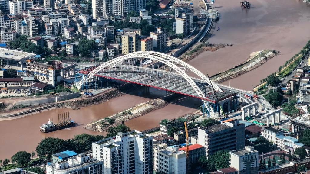 这是建设中的钦州一桥(8月24日摄,无人机照片)。