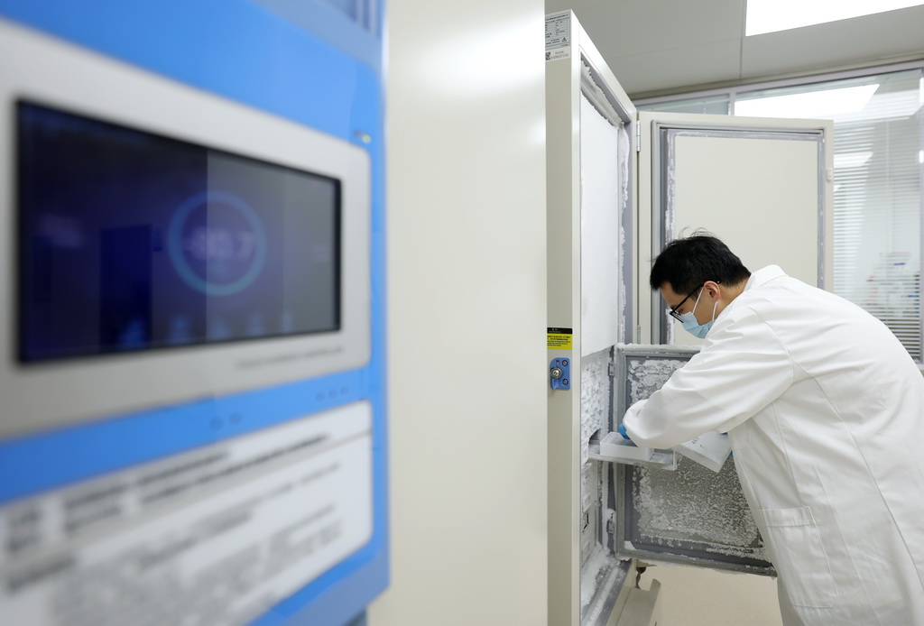 8月18日，科研人员在北京麋鹿苑内的麋鹿国家保护研究中心内工作。