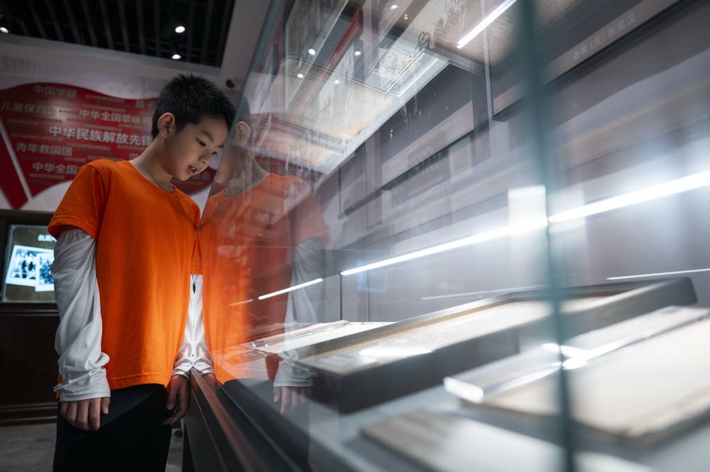 8月25日,觀眾在展廳參觀。