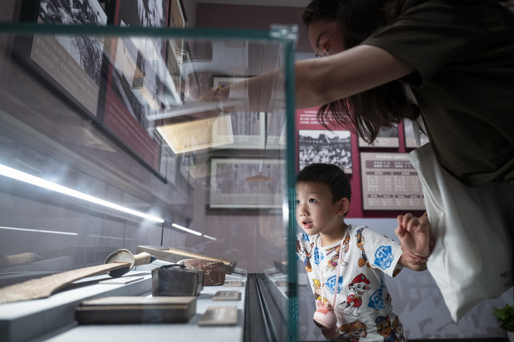 8月25日，觀眾在展廳參觀。