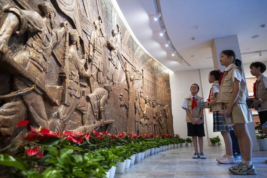 8月25日，觀眾在展廳參觀。
