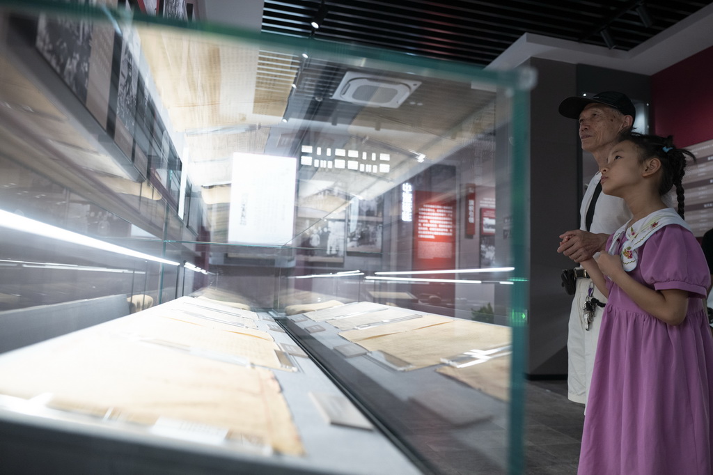 8月25日，觀眾在展廳參觀。