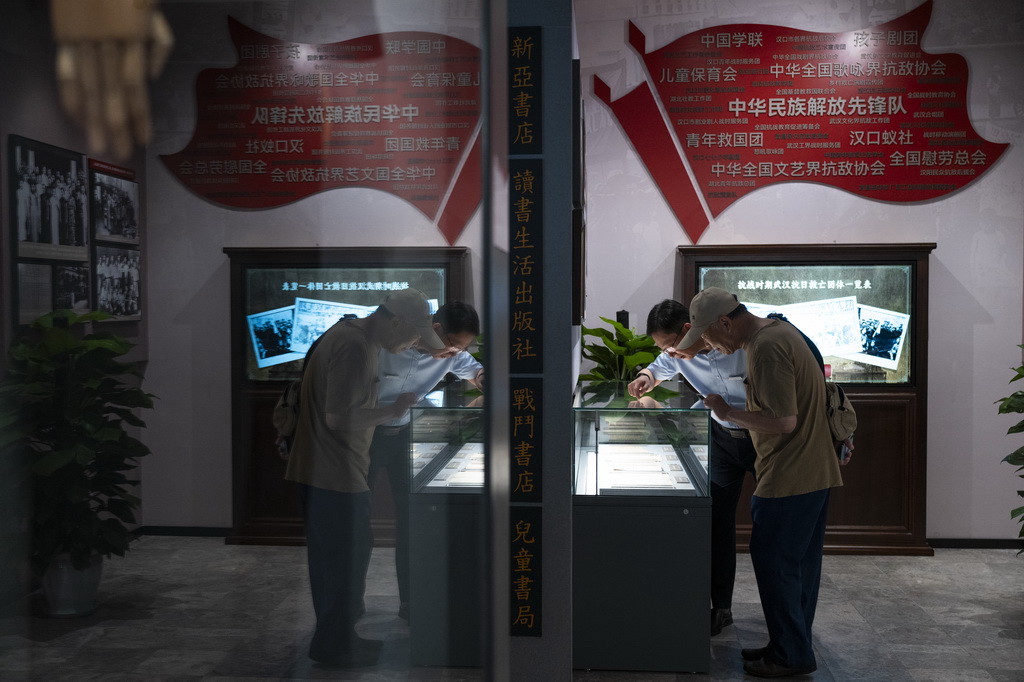 8月25日,觀眾在展廳參觀。