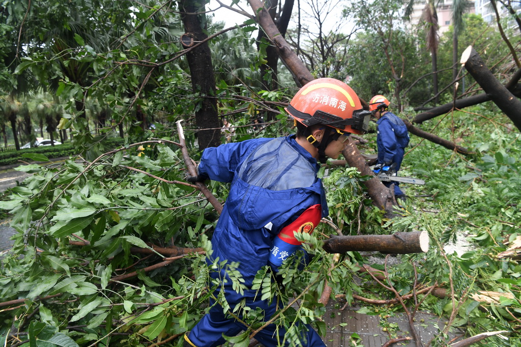8月25日，在海南省三亚市凤凰路，三亚市消防救援支队救援人员进行清障作业。