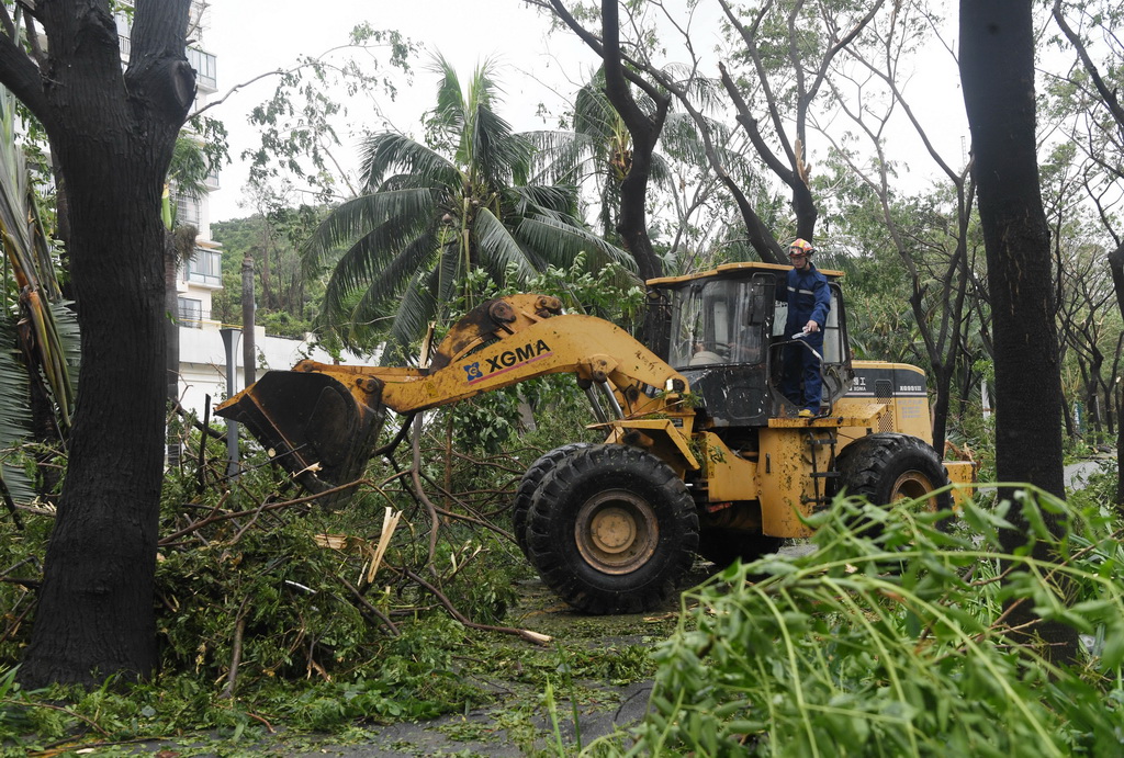 8月25日，在海南省三亞市鳳凰路，三亞市消防救援支隊救援人員進行清障作業。