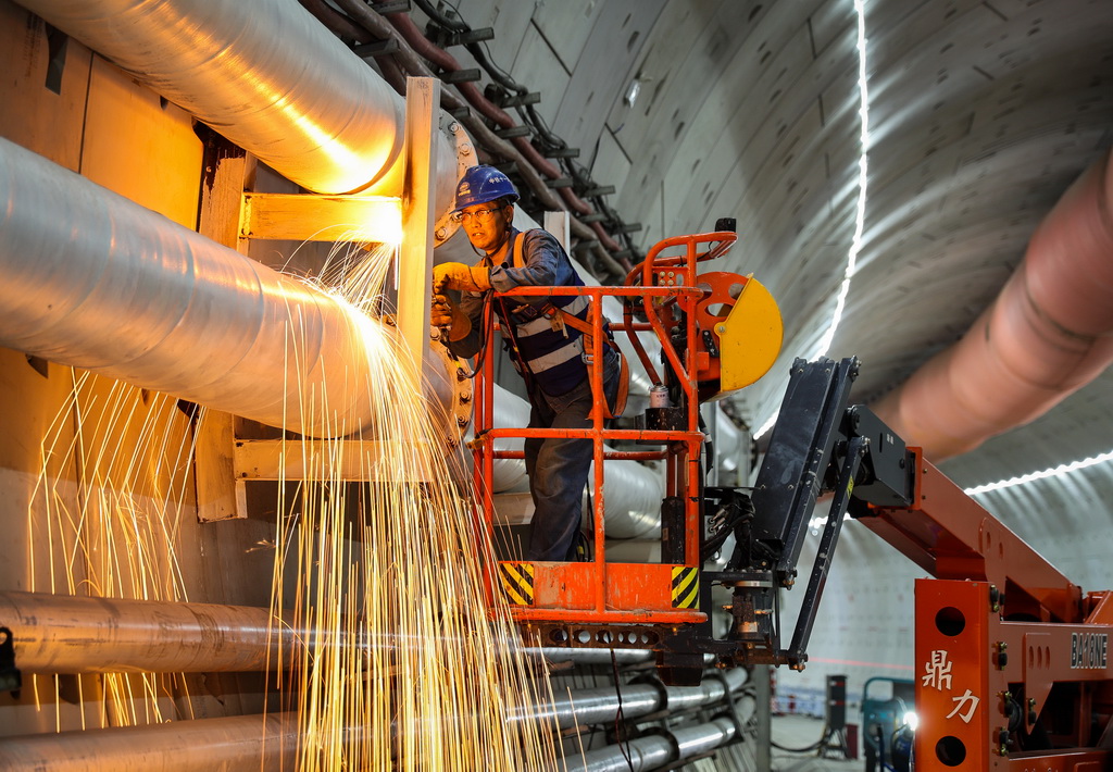 8月25日,施工人員在廣南聯絡線西塱3號隧道焊接泥漿運輸管支架。