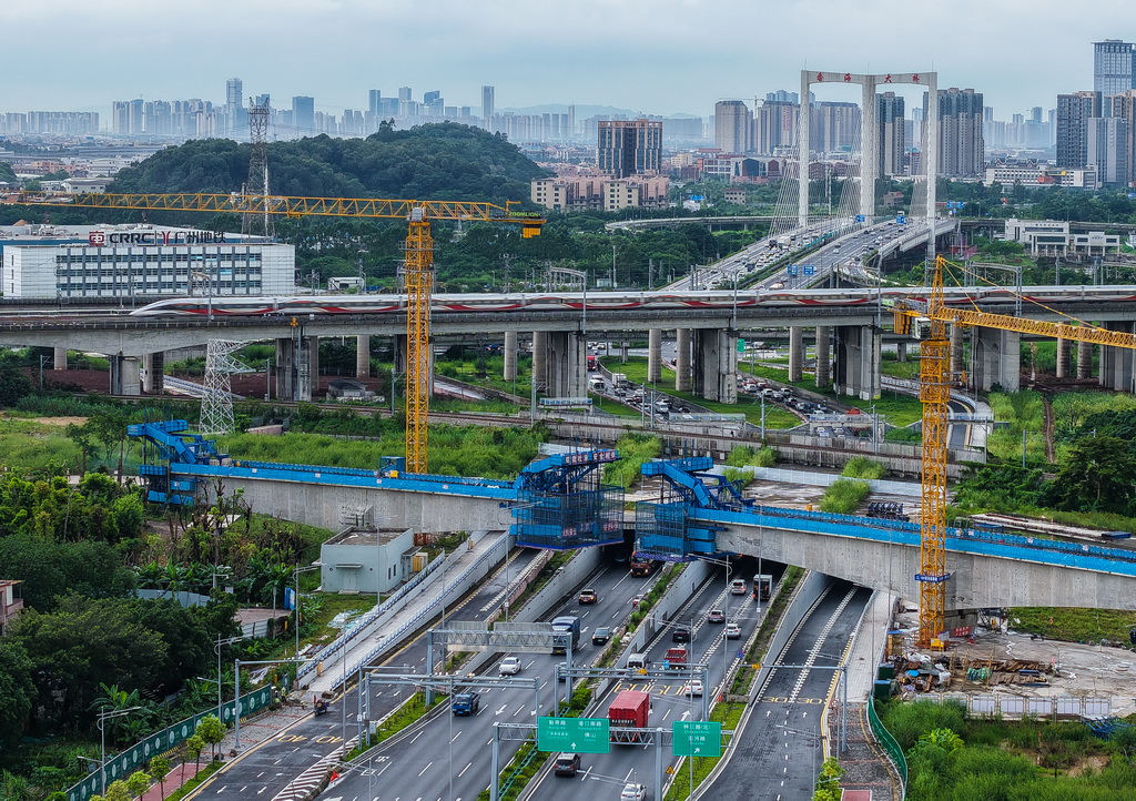 8月25日，施工人員在廣南聯絡線跨動走線特大橋進行連續梁施工（無人機照片）。