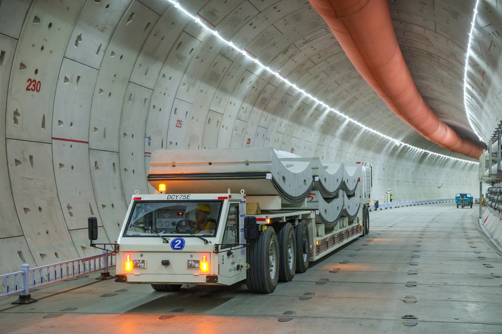 8月25日,管片运输车行驶在广南联络线西塱3号隧道。