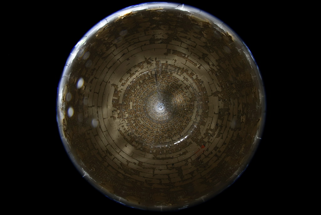 從江門中微子實驗球底拍攝的中心探測器有機玻璃球（2024年11月22日攝）。新華社記者 金立旺 攝