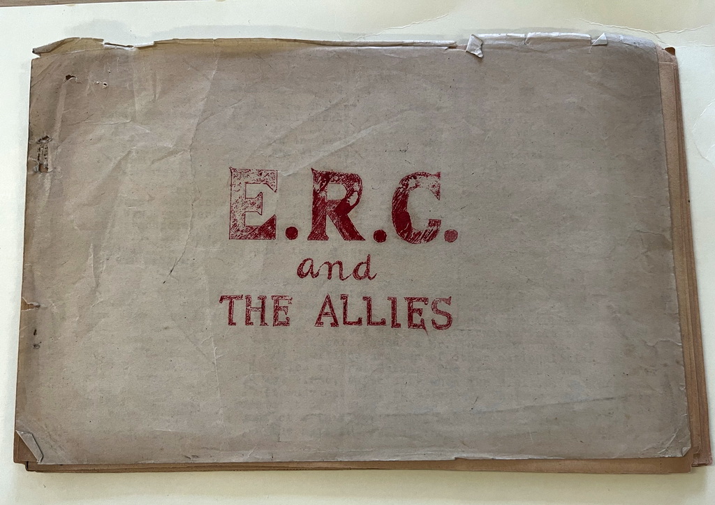 这是8月21日在位于英国曼彻斯特市的人民历史博物馆拍摄的由曾参加东江纵队的新华社伦敦分社首任社长黄作梅主笔编撰的《东江纵队与盟军》。新华社记者 吴黎明 摄