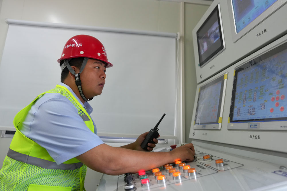 8月26日，中鐵十局技術人員在杭州地鐵18號線華家池站停車線頂管機“凱旋號”操作室遠程操控設備。