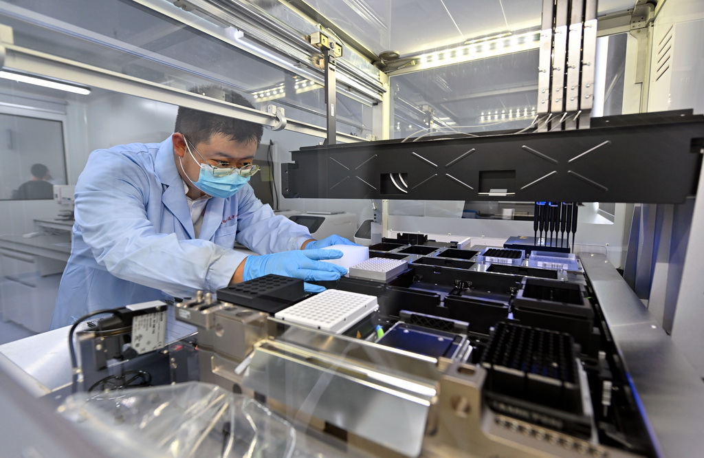 8月27日,三亚崖州湾科技城月亮岛综合实验室的工作人员在操作自动化液体处理工作站。海口海关实验室总面积5.6万平方米,主要分布在海口、三亚,共有8栋实验室大楼。三亚崖州湾科技城月亮岛综合实验室是其中之一。