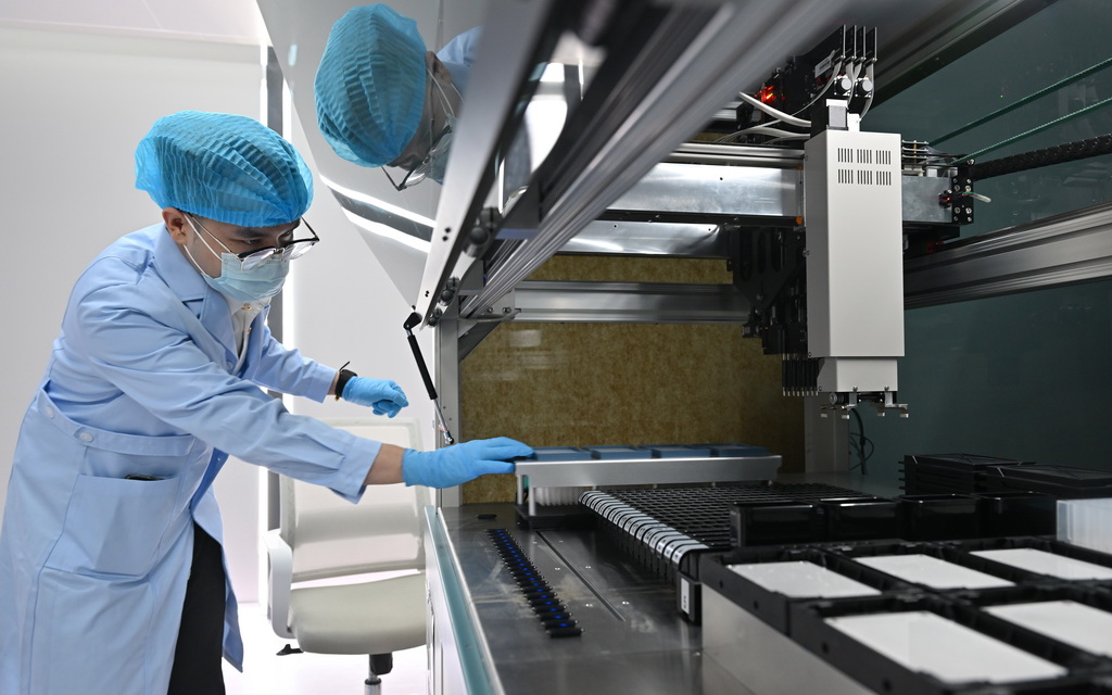 8月27日，三亞崖州灣科技城月亮島綜合實驗室的工作人員在檢查全自動酶免工作站。海口海關實驗室總面積5.6萬平方米，主要分布在海口、三亞，共有8棟實驗室大樓。三亞崖州灣科技城月亮島綜合實驗室是其中之一。