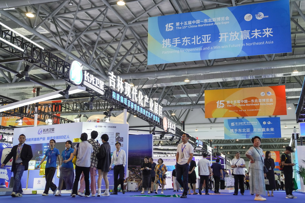 8月27日，参观者在第十五届中国－东北亚博览会吉林现代化产业展区参观。新华社记者 许畅 摄