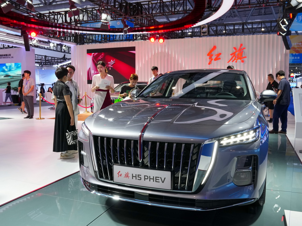 8月27日，人们在第十五届中国－东北亚博览会红旗汽车展台参观。新华社记者 张楠 摄